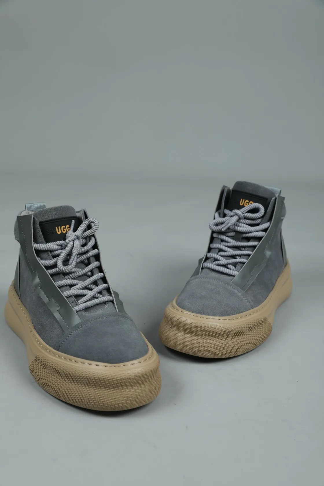 Men's shoes 💰600 IUGGI handsome double-sided short boots. I was attracted by it at first sight. Exclusive and original private outsole. Super soft and light rebound. Top layer calfskin grain frosted. Full texture. All sheep fur inside. Size: 39-44 Model 3681